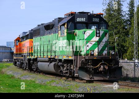 Mount Vernon, WA, USA - 10. April 2024; BNSF-Güterlokomotive in Burlington Northern Green Lackierung in Nahaufnahme Stockfoto