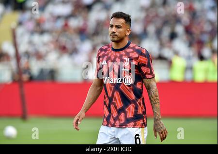 Turin, Italien. April 2024. Danilo von Juventus FC wärmt sich während des Spiels der Serie A 2023/24 zwischen Turin FC und Juventus FC im Olimpico Grande Torino Stadium am 13. April 2024 in Turin, Italien - ph Giuliano Marchisciano während des Spiels Turin FC gegen Juventus FC, italienisches Fußball-Spiel der Serie A in Turin, Italien, 13. April 2024 Credit: Independent Photo Agency/Alamy Live News Stockfoto