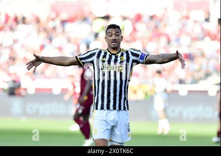 Turin, Italien. April 2024. Danilo von Juventus FC in Aktion während des Spiels Der Serie A 2023/24 zwischen Turin FC und Juventus FC im Olimpico Grande Torino Stadium am 13. April 2024 in Turin, Italien - ph Giuliano Marchisciano während des Spiels Turin FC gegen Juventus FC, italienisches Fußball-Spiel der Serie A in Turin, Italien 13. April 2024 Credit: Independent Photo Agency/Alamy Live News Stockfoto
