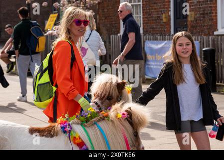 Wendover, England, Großbritannien. April 2024. Pathway Ponies gehen für bessere Bildung, bessere Arbeitsmöglichkeiten, mehr Autismus Akzeptanz und kürzere Diagnosewartzeiten für autistische Jugendliche. Unterstützung der Nationalen Autistischen Gesellschaft. Quelle: Stephen Bell/Alamy Live News Stockfoto