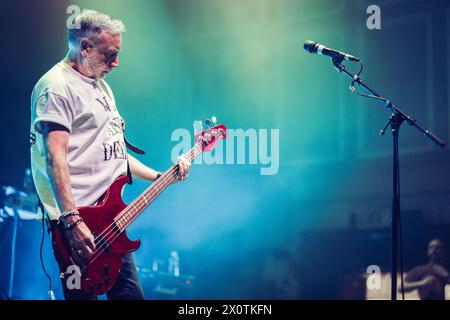 Newcastle, Großbritannien. April 2024. Peter Hook und das Licht treten im o2 City Hall in Newcastle auf. Quelle: Thomas Jackson/Alamy Live News Stockfoto