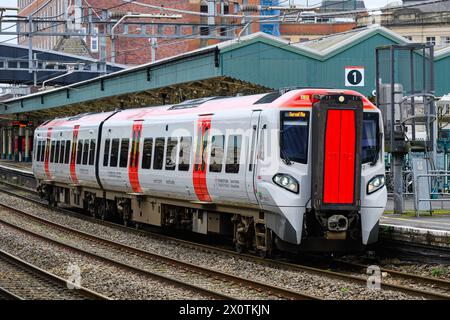 Newport, Großbritannien - 22. März 2024; Transport for Wales DMU in Newport mit Personenzugdienst Stockfoto