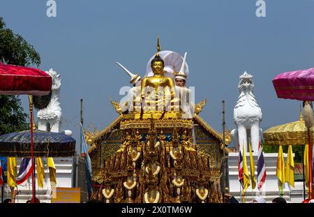 Chiang Mai, Thailand. April 2024. Thailändische in traditionellen Kostümen, die während der Prozession der Phra Buddha Sihing Buddha Statue zu den Songkran Feiern im Wat Phra Singh Woramahaviharn Tempel zu sehen waren. Das festliche Songkran ist auch bekannt als das Wasserfest, das am traditionellen thailändischen Neujahrstag jedes Jahr am 13. April gefeiert wird, indem Wasser gespritzt und Pulver auf die Gesichter geworfen wird, als symbolisches Zeichen für die Reinigung und das Abwaschen der Sünden aus dem vergangenen Jahr. (Foto: Pongmanat Tasiri/SOPA Images/SIPA USA) Credit: SIPA USA/Alamy Live News Stockfoto