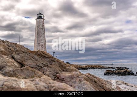 Frühjahrsfoto des Five Mile Point Lighthouse AKA Old New Haven Harbor Lighthouse in New Haven, CT, an einem bewölkten Tag. Stockfoto