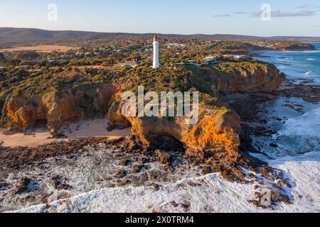 Luftaufnahme eines hohen weißen Leuchtturms auf zerklüfteten Klippen über dem Meer am Aireys Inlet an der Great Ocean Road in Victoria, Australien Stockfoto