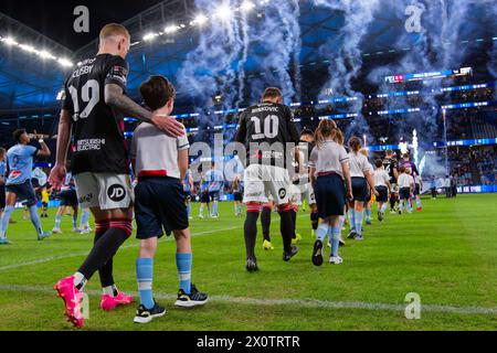 Sydney, Australien. April 2024. Wanderers-Spieler gehen am 13. April 2024 im Allianz Stadium in Sydney, Australien vor dem A-League Men RD24-Spiel zwischen Sydney FC und den Wanderers auf das Feld. Credit: IOIO IMAGES/Alamy Live News Stockfoto