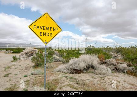 Windturbinen in der hohen Mojave-Wüste im Kern County nordwestlich von Lancaster, Kalifornien. Stockfoto