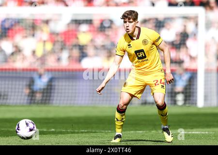 Ollie Arblaster von Sheffield United übergibt den Ball während des Premier League-Spiels zwischen Brentford und Sheffield United am Samstag, den 13. April 2024, im Gtech Community Stadium in Brentford. (Foto: Tom West | MI News) Credit: MI News & Sport /Alamy Live News Stockfoto