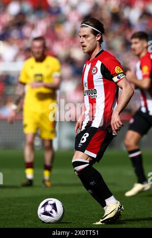 Mathias Jensen aus Brentford war am Samstag, den 13. April 2024, im Gtech Community Stadium in Brentford am Ball während des Premier League-Spiels zwischen Brentford und Sheffield United. (Foto: Tom West | MI News) Credit: MI News & Sport /Alamy Live News Stockfoto