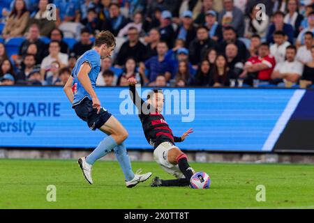 Sydney, Australien. April 2024. Miloš Ninković of the Wanderers tritt am 13. April 2024 im Allianz Stadium in Sydney (Australien) mit Hayden Matthews vom Sydney FC während des A-League Men RD24 Spiels zwischen Sydney FC und den Wanderers um den Ball an. Credit: IOIO IMAGES/Alamy Live News Stockfoto