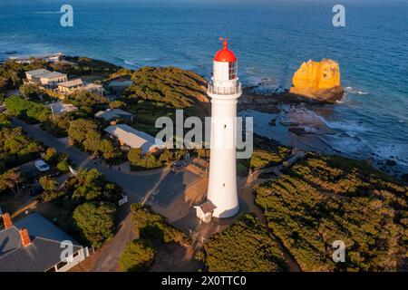 Luftaufnahme eines hohen weißen Leuchtturms auf zerklüfteten Klippen über dem Meer am Aireys Inlet an der Great Ocean Road in Victoria, Australien Stockfoto