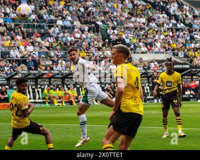 Mönchengladbach, Nordrhein-Westfalen, Deutschland. April 2024. Borussia Monchengladbach-Verteidiger MAXIMILIAN WOEBER (, Mitte-Links) trifft im Spiel der Bundesliga 29 zwischen Borussia Monchengladbach gegen Borussia Dortmund im Borussia Park in Monchengladbach (39, Mitte-Links) ein Tor aus einem Eckstoß zwischen Dortmunder Verteidiger IAN MAATSEN (22, ganz links), NICO SCHLOTTERBECK (4, Mitte-rechts) und JAMIE BYNOE BYNOE-GITTENS (43, ganz rechts). Nordrhein-Westfalen, Deutschland am 13. April 2024. (Kreditbild: © Kai Dambach/ZUMA Press Wire) NUR REDAKTIONELLE VERWENDUNG! Nicht für kommerzielle ZWECKE! Stockfoto