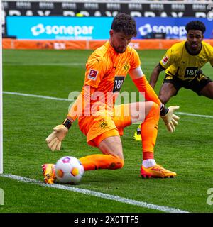 Mönchengladbach, Nordrhein-Westfalen, Deutschland. April 2024. Borussia Dortmund Torhüter und Kapitän GREGOR KOBEL (1, links) sichert sich vor Teamkollegen IAN MAATSEN (22, rechts) im 29. Bundesliga-Spiel zwischen Borussia Monchengladbach und Borussia Dortmund am 13. April 2024 im Borussia Park in Monchengladbach, Nordrhein-Westfalen. (Kreditbild: © Kai Dambach/ZUMA Press Wire) NUR REDAKTIONELLE VERWENDUNG! Nicht für kommerzielle ZWECKE! Stockfoto