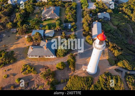 Aus der Vogelperspektive über einem hohen weißen Leuchtturm am Aireys Inlet an der Great Ocean Road in Victoria, Australien Stockfoto