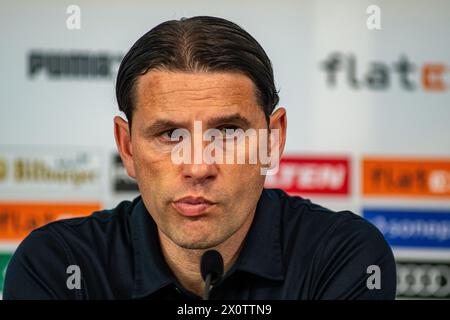 Mönchengladbach, Nordrhein-Westfalen, Deutschland. April 2024. Borussia Monchengladbach-Cheftrainer GERARDO SEOANE hört eine Frage während der Pressekonferenz nach dem Spiel am 29. Bundesliga zwischen Borussia Monchengladbach und Borussia Dortmund am 13. April 2024 im Borussia Park in Mönchengladbach, Nordrhein-Westfalen. (Kreditbild: © Kai Dambach/ZUMA Press Wire) NUR REDAKTIONELLE VERWENDUNG! Nicht für kommerzielle ZWECKE! Stockfoto