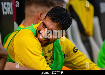 Mönchengladbach, Nordrhein-Westfalen, Deutschland. April 2024. Borussia Dortmund Mittelfeldspieler EMRE (23) KANN vor dem 29. Bundesliga-Spiel zwischen Borussia Monchengladbach und Borussia Dortmund am 13. April 2024 im Borussia Park in Monchengladbach, Nordrhein-Westfalen, mit Teamkollegen lächeln. (Kreditbild: © Kai Dambach/ZUMA Press Wire) NUR REDAKTIONELLE VERWENDUNG! Nicht für kommerzielle ZWECKE! Stockfoto