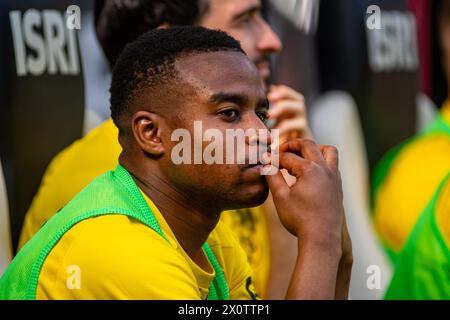 Mönchengladbach, Nordrhein-Westfalen, Deutschland. April 2024. Borussia Dortmund Stürmer YOUSSOUFA MOUKOKO (18) sitzt vor dem 29. Bundesliga-Spiel zwischen Borussia Monchengladbach und Borussia Dortmund am 13. April 2024 im Borussia Park in Mönchengladbach, Nordrhein-Westfalen. (Kreditbild: © Kai Dambach/ZUMA Press Wire) NUR REDAKTIONELLE VERWENDUNG! Nicht für kommerzielle ZWECKE! Stockfoto