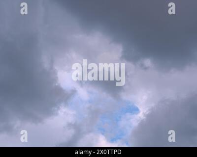 Graue und bläuliche dramatische Wolkenlandschaft vor Sturm im Sommer Stockfoto