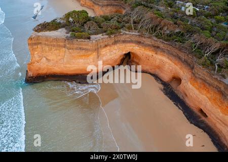 Aus der Vogelperspektive über einen Sandstrand bei Anglesea an der Great Ocean Road in Victoria, Australien Stockfoto