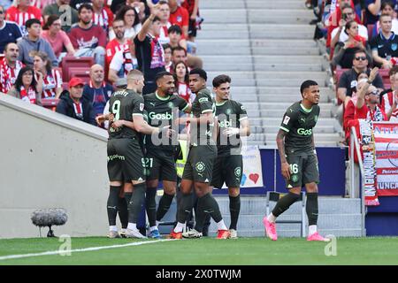 Madrid, Spanien. April 2024. Girona Team Group (Girona) Fußball/Fußball : Girona Team Gruppe feiert nach Dovbyks Tor während des spanischen Spiels LaLiga EA Sports zwischen Club Atletico de Madrid 3-1 Girona FC im Estadio Civitas Metropolitano in Madrid, Spanien . Quelle: Mutsu Kawamori/AFLO/Alamy Live News Stockfoto