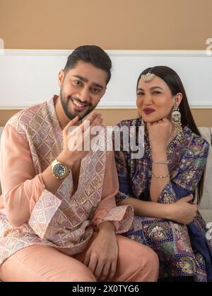 Mumbai, Indien. April 2024. MUMBAI, INDIEN - 5. APRIL: (ANMERKUNG DER REDAKTION: dies ist ein exklusives Bild der Hindustan Times/SIPA USA) Bollywood-Schauspieler Gauahar Khan mit dem Schauspieler, Social Media Influencer und ihrem Mann Zaid Darbar posieren während eines exklusiven Interviews mit HT City anlässlich des Eid Festivals in Andheri am 5. April 2024 in Mumbai, Indien. Gauahar Khan und Zaid Darbar feiern ihren ersten Ramzan Eid mit ihrem Sohn Zehaan und die neuen Eltern sprechen darüber, wie besonders dieses Festival jetzt geworden ist. (Foto: Satish Bate/Hindustan Times/SIPA USA) Credit: SIPA USA/Alamy Live News Stockfoto