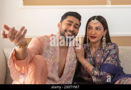 Mumbai, Indien. April 2024. MUMBAI, INDIEN - 5. APRIL: (ANMERKUNG DER REDAKTION: dies ist ein exklusives Bild der Hindustan Times/SIPA USA) Bollywood-Schauspieler Gauahar Khan mit dem Schauspieler, Social Media Influencer und ihrem Mann Zaid Darbar posieren während eines exklusiven Interviews mit HT City anlässlich des Eid Festivals in Andheri am 5. April 2024 in Mumbai, Indien. Gauahar Khan und Zaid Darbar feiern ihren ersten Ramzan Eid mit ihrem Sohn Zehaan und die neuen Eltern sprechen darüber, wie besonders dieses Festival jetzt geworden ist. (Foto: Satish Bate/Hindustan Times/SIPA USA) Credit: SIPA USA/Alamy Live News Stockfoto