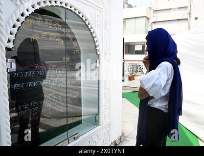 NOIDA, INDIEN – 13. APRIL: Gläubige, die Gebete in einem Gurudwara im Sektor 18 anlässlich von Baisakhi am 13. April 2024 in Noida, Indien, abgeben. Baisakhi oder Vaisakhi, ein beliebtes Frühlingsfest, das den ersten Tag des Monats Vaisakh markiert, wird mit viel Enthusiasmus unter den Hindu-, Sikh- und buddhistischen Gemeinschaften gefeiert. Es ist der Beginn des Punjabi und Sikh Neujahrs, das in ganz Indien gefeiert wird, insbesondere in Punjab und Nordindien. Baisakhi wird am 13. April dieses Jahres beobachtet, was den Beginn der Erntesaison in Punjab einläutet. Es fällt am ersten Tag des Hindu-Sonnenjahres. (Foto von Sun Stockfoto