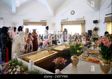 NOIDA, INDIEN – 13. APRIL: Gläubige, die Gebete in einem Gurudwara im Sektor 18 anlässlich von Baisakhi am 13. April 2024 in Noida, Indien, abgeben. Baisakhi oder Vaisakhi, ein beliebtes Frühlingsfest, das den ersten Tag des Monats Vaisakh markiert, wird mit viel Enthusiasmus unter den Hindu-, Sikh- und buddhistischen Gemeinschaften gefeiert. Es ist der Beginn des Punjabi und Sikh Neujahrs, das in ganz Indien gefeiert wird, insbesondere in Punjab und Nordindien. Baisakhi wird am 13. April dieses Jahres beobachtet, was den Beginn der Erntesaison in Punjab einläutet. Es fällt am ersten Tag des Hindu-Sonnenjahres. (Foto von Sun Stockfoto