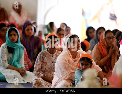 NOIDA, INDIEN – 13. APRIL: Gläubige, die Gebete in einem Gurudwara im Sektor 18 anlässlich von Baisakhi am 13. April 2024 in Noida, Indien, abgeben. Baisakhi oder Vaisakhi, ein beliebtes Frühlingsfest, das den ersten Tag des Monats Vaisakh markiert, wird mit viel Enthusiasmus unter den Hindu-, Sikh- und buddhistischen Gemeinschaften gefeiert. Es ist der Beginn des Punjabi und Sikh Neujahrs, das in ganz Indien gefeiert wird, insbesondere in Punjab und Nordindien. Baisakhi wird am 13. April dieses Jahres beobachtet, was den Beginn der Erntesaison in Punjab einläutet. Es fällt am ersten Tag des Hindu-Sonnenjahres. (Foto von Sun Stockfoto