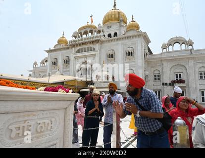 NEW DELHI, INDIEN – 13. APRIL: Gebet der Gläubigen in Gurudwara Bangla Sahib anlässlich des Baisakhi-Festivals am 13. April 2024 in Neu-Delhi, Indien. Baisakhi oder Vaisakhi, ein beliebtes Frühlingsfest, das den ersten Tag des Monats Vaisakh markiert, wird mit viel Enthusiasmus unter den Hindu-, Sikh- und buddhistischen Gemeinschaften gefeiert. Es ist der Beginn des Punjabi und Sikh Neujahrs, das in ganz Indien gefeiert wird, insbesondere in Punjab und Nordindien. Baisakhi wird am 13. April dieses Jahres beobachtet, was den Beginn der Erntesaison in Punjab einläutet. Es fällt am ersten Tag des Hindu-Sonnenjahres. (Foto b Stockfoto