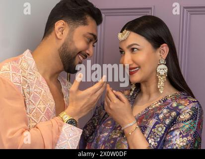 Mumbai, Indien. April 2024. MUMBAI, INDIEN - 5. APRIL: (ANMERKUNG DER REDAKTION: dies ist ein exklusives Bild der Hindustan Times/SIPA USA) Bollywood-Schauspieler Gauahar Khan mit dem Schauspieler, Social Media Influencer und ihrem Mann Zaid Darbar posieren während eines exklusiven Interviews mit HT City anlässlich des Eid Festivals in Andheri am 5. April 2024 in Mumbai, Indien. Gauahar Khan und Zaid Darbar feiern ihren ersten Ramzan Eid mit ihrem Sohn Zehaan und die neuen Eltern sprechen darüber, wie besonders dieses Festival jetzt geworden ist. (Foto: Satish Bate/Hindustan Times/SIPA USA) Credit: SIPA USA/Alamy Live News Stockfoto