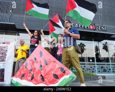 Lima, Peru. April 2024. Während der Iran Israel angreift, versammelt sich eine Gruppe von Demonstranten mit einer Wassermelone, dem Symbol des palästinensischen Widerstands, vor der deutschen Botschaft in Lima, zur Unterstützung des palästinensischen Volkes und gegen den Israel-Hamas-Krieg im Gazastreifen als Teil eines Globalen Fastentages für Palästina. Sie schließen sich Tausenden weiteren an, die auf der ganzen Welt an einem globalen Aktionstag für Palästina gegen den Einsatz von Hunger als Völkermord-Waffe in Gaza demonstrieren werden. Quelle: Fotoholica Presseagentur/Alamy Live News Stockfoto