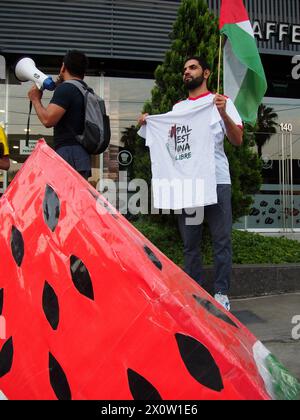 Lima, Peru. April 2024. Während der Iran Israel angreift, versammelt sich eine Gruppe von Demonstranten mit einer Wassermelone, dem Symbol des palästinensischen Widerstands, vor der deutschen Botschaft in Lima, zur Unterstützung des palästinensischen Volkes und gegen den Israel-Hamas-Krieg im Gazastreifen als Teil eines Globalen Fastentages für Palästina. Sie schließen sich Tausenden weiteren an, die auf der ganzen Welt an einem globalen Aktionstag für Palästina gegen den Einsatz von Hunger als Völkermord-Waffe in Gaza demonstrieren werden. Quelle: Fotoholica Presseagentur/Alamy Live News Stockfoto