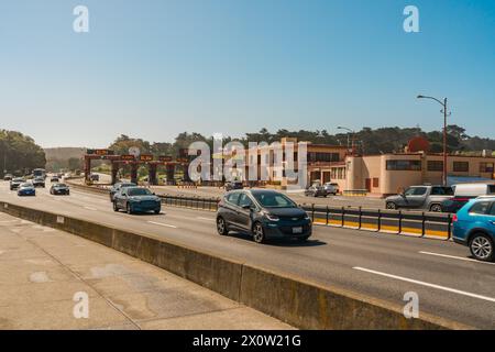 San Francisco, Kalifornien, 9. April 2024. An klaren Tagen fließt der Verkehr reibungslos in Richtung Golden Gate mautplatz Stockfoto