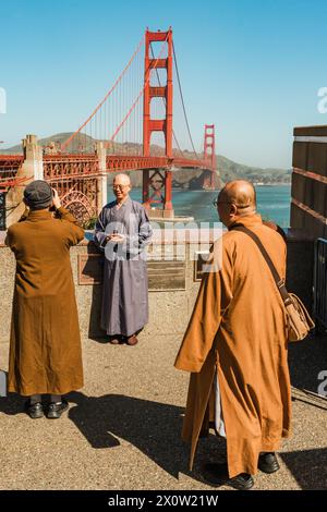 San Francisco, Kalifornien, 9. April 2024. Eine Gruppe von Touristen genießt an einem sonnigen Tag einen klaren Blick auf die Golden Gate Bridge. Stockfoto