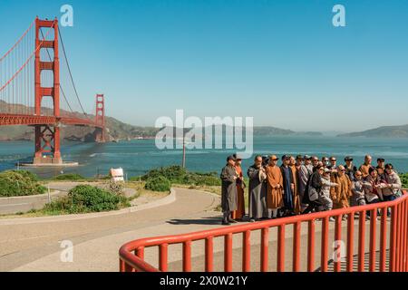San Francisco, Kalifornien, 9. April 2024. Eine Gruppe von Touristen genießt an einem sonnigen Tag einen klaren Blick auf die Golden Gate Bridge. Stockfoto