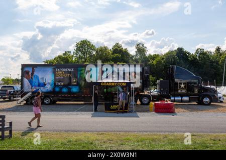 Ein Sattelzugwagen, der für die Rekrutierung von Militärs für die United States Army verwendet wurde und auf den Allen County Fairgrounds in Fort Wayne, Indiana, USA parkte. Stockfoto