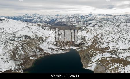 Luftaufnahme der schneebedeckten Anden und der Maule-Lagune am Grenzübergang Pehuenche zwischen Chile und Argentinien. Stockfoto