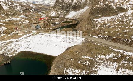 Luftaufnahme der schneebedeckten Anden und der Maule-Lagune am Grenzübergang Pehuenche zwischen Chile und Argentinien. Stockfoto