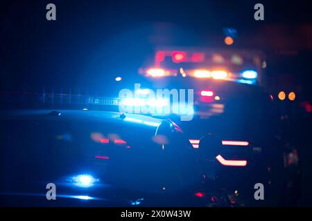 Polizeieinheiten reagieren auf den Ort eines Notfalls. Stockfoto
