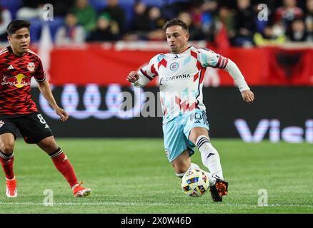 Harrison, NJ, USA. April 2024. Xherdan Shaqiri (10) im MLS-Spiel zwischen den Chicago Fire und den New York Red Bulls in der Red Bull Arena in Harrison, NJ Mike Langish/CSM/Alamy Live News Stockfoto