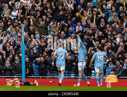 (240414) -- MANCHESTER, 14. April 2024 (Xinhua) -- Erling Haaland (C) von Manchester City feiert ein eigenes Tor von Hashioka Daiki aus Luton Town während des englischen Premier League-Spiels zwischen Manchester City und Luton Town in Manchester, Großbritannien, 13. April 2024. (XINHUA) NUR FÜR REDAKTIONELLE ZWECKE. NICHT ZUM VERKAUF FÜR MARKETING- ODER WERBEKAMPAGNEN. KEINE VERWENDUNG MIT NICHT AUTORISIERTEN AUDIO-, VIDEO-, DATEN-, REGALLISTEN, CLUB-/LEAGUE-LOGOS ODER LIVE-DIENSTEN. ONLINE-IN-MATCH-NUTZUNG AUF 45 BILDER BESCHRÄNKT, KEINE VIDETEMULATION. KEINE VERWENDUNG BEI WETTEN, SPIELEN ODER PUBLIKATIONEN FÜR EINZELNE CLUBS/LIGA/SPIELER. Stockfoto