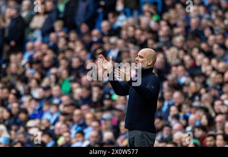 (240414) -- MANCHESTER, 14. April 2024 (Xinhua) -- Managerin von Manchester City, PEP Guardiola, Gesten während des englischen Premier League-Spiels zwischen Manchester City und Luton Town in Manchester, Großbritannien, 13. April 2024. (XINHUA) NUR FÜR REDAKTIONELLE ZWECKE. NICHT ZUM VERKAUF FÜR MARKETING- ODER WERBEKAMPAGNEN. KEINE VERWENDUNG MIT NICHT AUTORISIERTEN AUDIO-, VIDEO-, DATEN-, REGALLISTEN, CLUB-/LEAGUE-LOGOS ODER LIVE-DIENSTEN. ONLINE-IN-MATCH-NUTZUNG AUF 45 BILDER BESCHRÄNKT, KEINE VIDETEMULATION. KEINE VERWENDUNG BEI WETTEN, SPIELEN ODER PUBLIKATIONEN FÜR EINZELNE CLUBS/LIGA/SPIELER. Stockfoto