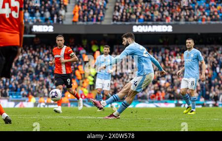 (240414) -- MANCHESTER, 14. April 2024 (Xinhua) -- Josko Gvardiol (2. R) von Manchester City trifft während des englischen Premier League-Spiels zwischen Manchester City und Luton Town am 13. April 2024 in Manchester, Großbritannien. (XINHUA) NUR FÜR REDAKTIONELLE ZWECKE. NICHT ZUM VERKAUF FÜR MARKETING- ODER WERBEKAMPAGNEN. KEINE VERWENDUNG MIT NICHT AUTORISIERTEN AUDIO-, VIDEO-, DATEN-, REGALLISTEN, CLUB-/LEAGUE-LOGOS ODER LIVE-DIENSTEN. ONLINE-IN-MATCH-NUTZUNG AUF 45 BILDER BESCHRÄNKT, KEINE VIDETEMULATION. KEINE VERWENDUNG BEI WETTEN, SPIELEN ODER PUBLIKATIONEN FÜR EINZELNE CLUBS/LIGA/SPIELER. Stockfoto