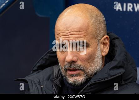 (240414) -- MANCHESTER, 14. April 2024 (Xinhua) -- Managerin von Manchester City, PEP Guardiola, reagiert auf das englische Premier League-Spiel zwischen Manchester City und Luton Town am 13. April 2024 in Manchester. (XINHUA) NUR FÜR REDAKTIONELLE ZWECKE. NICHT ZUM VERKAUF FÜR MARKETING- ODER WERBEKAMPAGNEN. KEINE VERWENDUNG MIT NICHT AUTORISIERTEN AUDIO-, VIDEO-, DATEN-, REGALLISTEN, CLUB-/LEAGUE-LOGOS ODER LIVE-DIENSTEN. ONLINE-IN-MATCH-NUTZUNG AUF 45 BILDER BESCHRÄNKT, KEINE VIDETEMULATION. KEINE VERWENDUNG BEI WETTEN, SPIELEN ODER PUBLIKATIONEN FÜR EINZELNE CLUBS/LIGA/SPIELER. Stockfoto