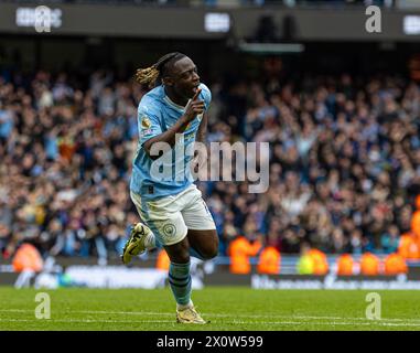 (240414) -- MANCHESTER, 14. April 2024 (Xinhua) -- Jeremy Doku von Manchester City feiert beim englischen Premier League-Spiel zwischen Manchester City und Luton Town am 13. April 2024 in Manchester, Großbritannien. (XINHUA) NUR FÜR REDAKTIONELLE ZWECKE. NICHT ZUM VERKAUF FÜR MARKETING- ODER WERBEKAMPAGNEN. KEINE VERWENDUNG MIT NICHT AUTORISIERTEN AUDIO-, VIDEO-, DATEN-, REGALLISTEN, CLUB-/LEAGUE-LOGOS ODER LIVE-DIENSTEN. ONLINE-IN-MATCH-NUTZUNG AUF 45 BILDER BESCHRÄNKT, KEINE VIDETEMULATION. KEINE VERWENDUNG BEI WETTEN, SPIELEN ODER PUBLIKATIONEN FÜR EINZELNE CLUBS/LIGA/SPIELER. Stockfoto