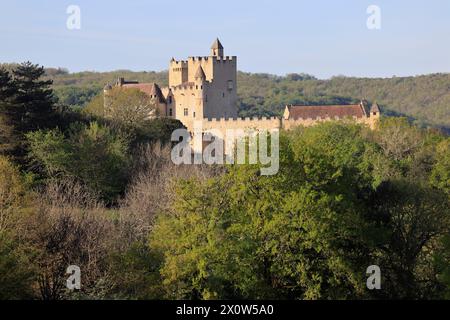 Das Château Fort de Beynac, das auf seiner Klippe thront, dominiert das Tal der Dordogne. Mittelalter, Geschichte, Architektur und Tourismus. Beynac-et- Stockfoto