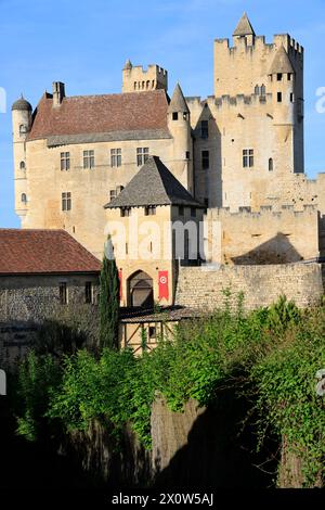 Das Château Fort de Beynac, das auf seiner Klippe thront, dominiert das Tal der Dordogne. Mittelalter, Geschichte, Architektur und Tourismus. Beynac-et- Stockfoto