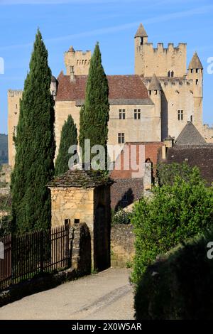 Das Château Fort de Beynac, das auf seiner Klippe thront, dominiert das Tal der Dordogne. Mittelalter, Geschichte, Architektur und Tourismus. Beynac-et- Stockfoto