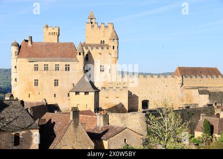 Das Château Fort de Beynac, das auf seiner Klippe thront, dominiert das Tal der Dordogne. Mittelalter, Geschichte, Architektur und Tourismus. Beynac-et- Stockfoto